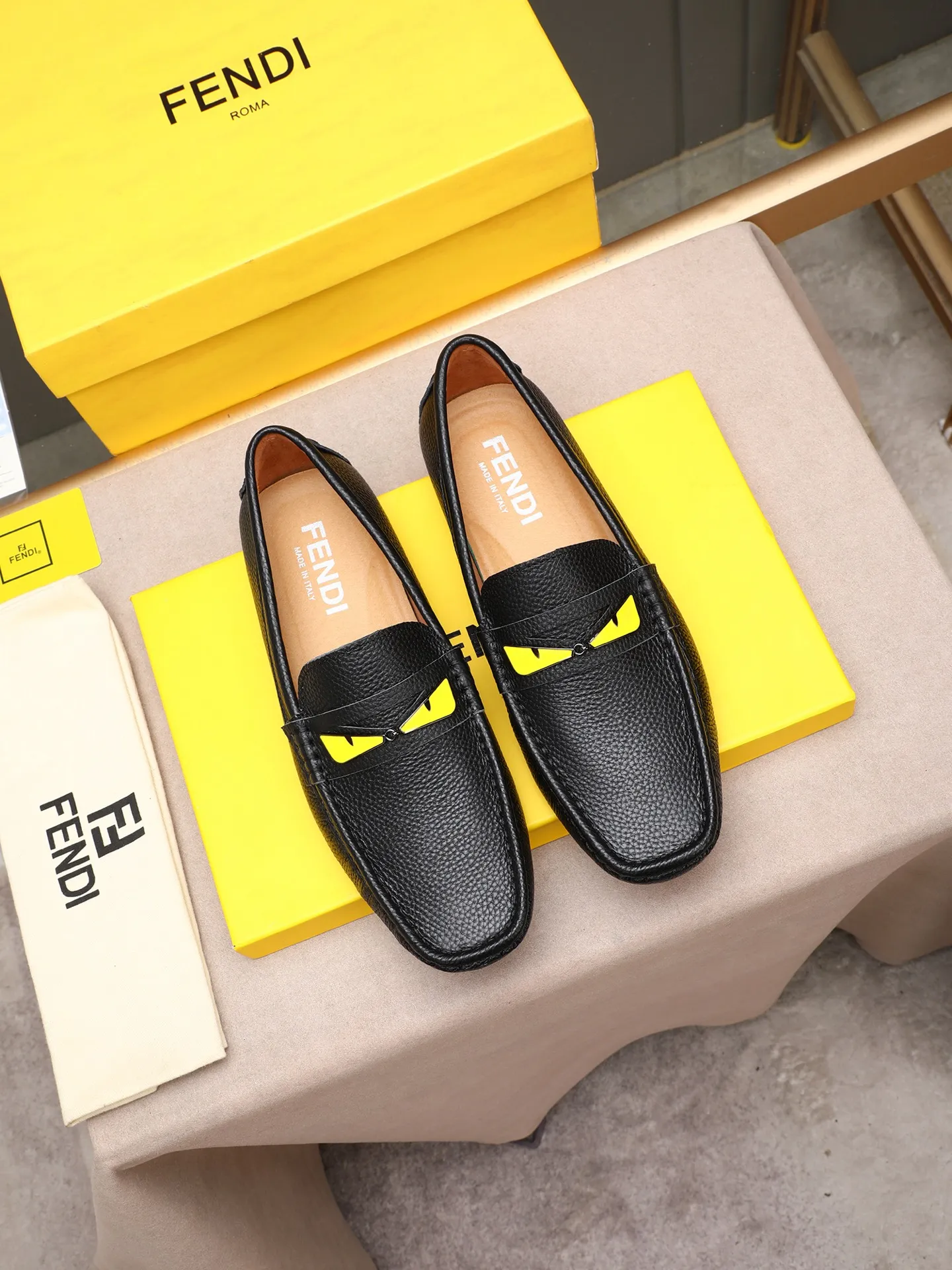 Men's shoes 💰400💰[FENDI] The little monster of Fendi F family, which is popular all over the world, is coming in a big way, the latest color, driving slip-on loafers, avant-garde and versatile fashion men's shoes, bun shoes, bean shoes👌👌👌 Private mold opening, 1:1 reproduction... The upper is made of first-layer cowhide, and the first-layer pigskin lining... is extremely comfortable, fashionable, simple, atmospheric and personalized [color] The side of the shoe is more refined, and the overall effect is handsome [ Turn in a circle][Turn in a circle]💭This hardware monster with eyes is not the popular version on the market🚳🚳Compared with the old model, it is more trendy, eye-catching and more classy🔰This summer, the little monster will subvert the old ideas and share the fashion with you🔱A must-have for fashionistas! Must keep it for yourself! Online outsole, high-end quality workmanship. Color: black, blue, white, red. Matching code: 38-44 (45 46 47 customized) (standard leather shoe size)